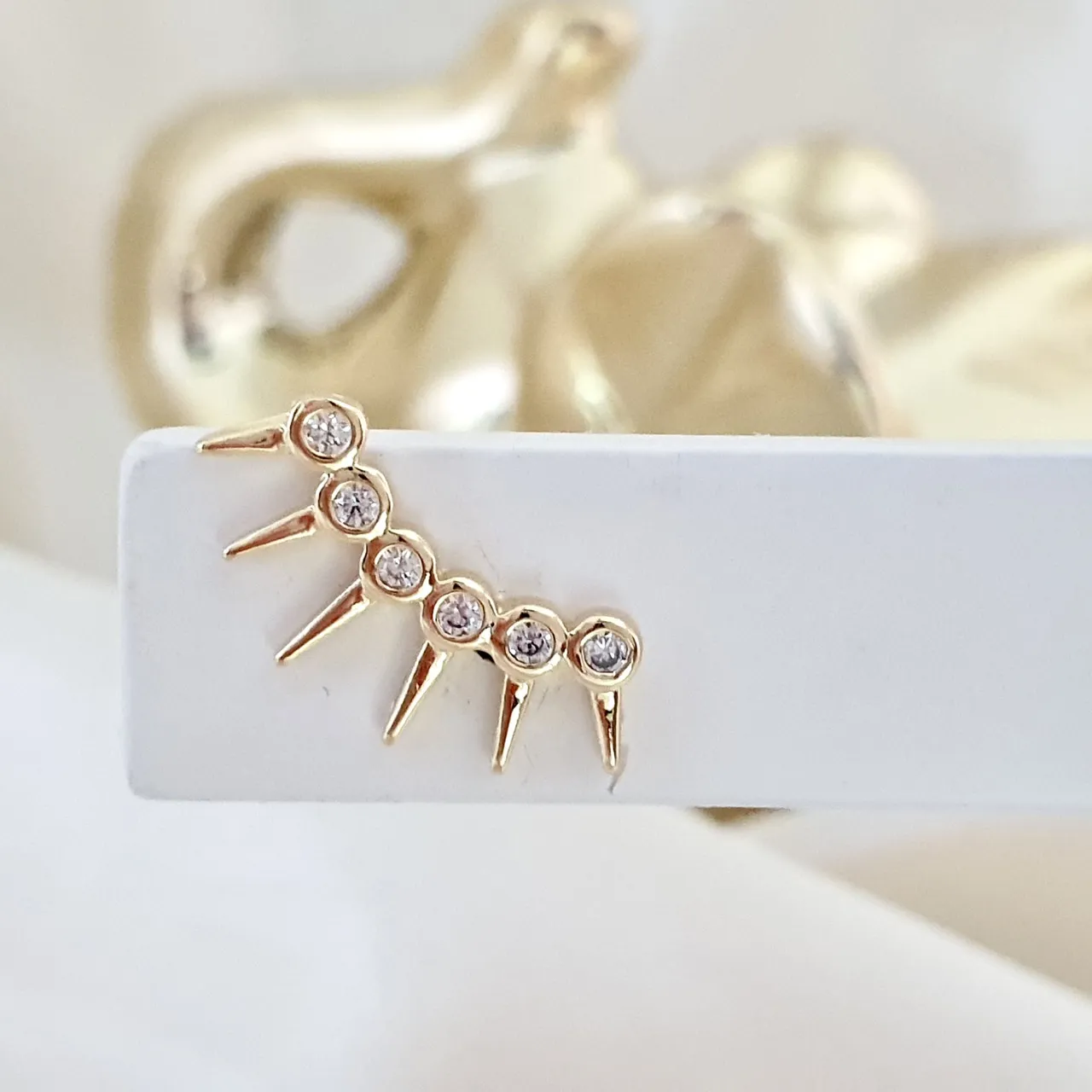 Brinco ear cuff com spikes e zircônias