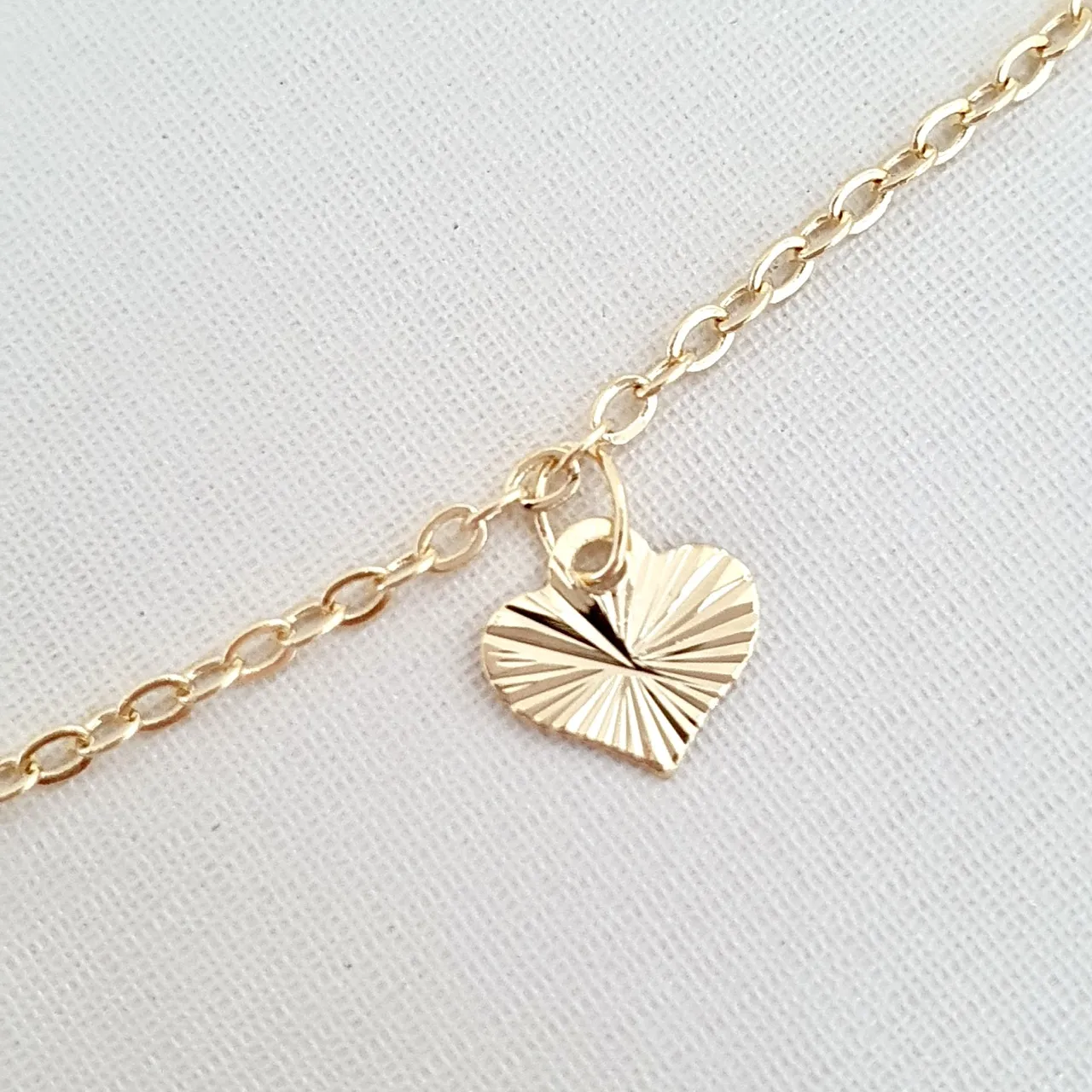 Colar choker com pingentes de coração diamantados