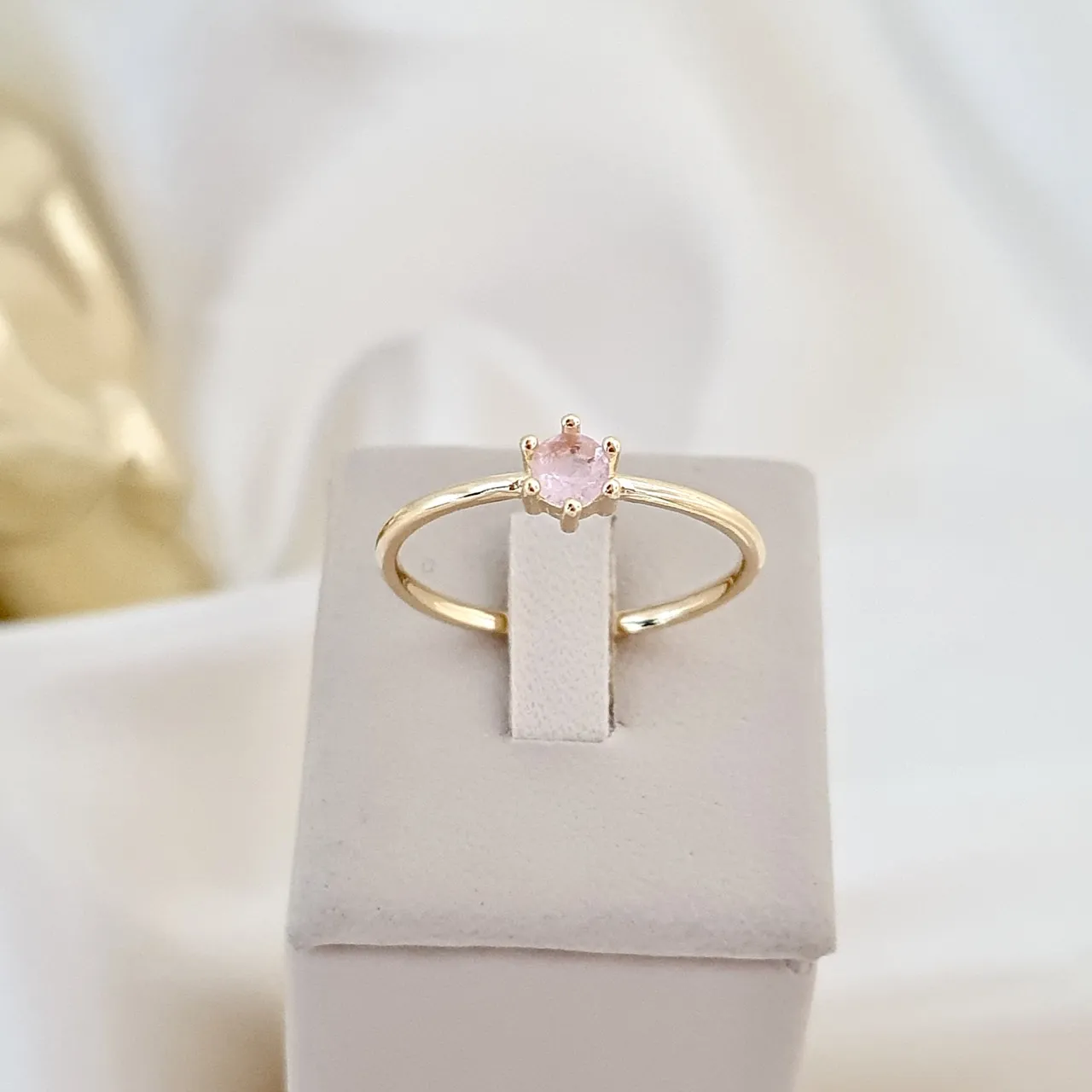 Anel solitário com zircônia rosa