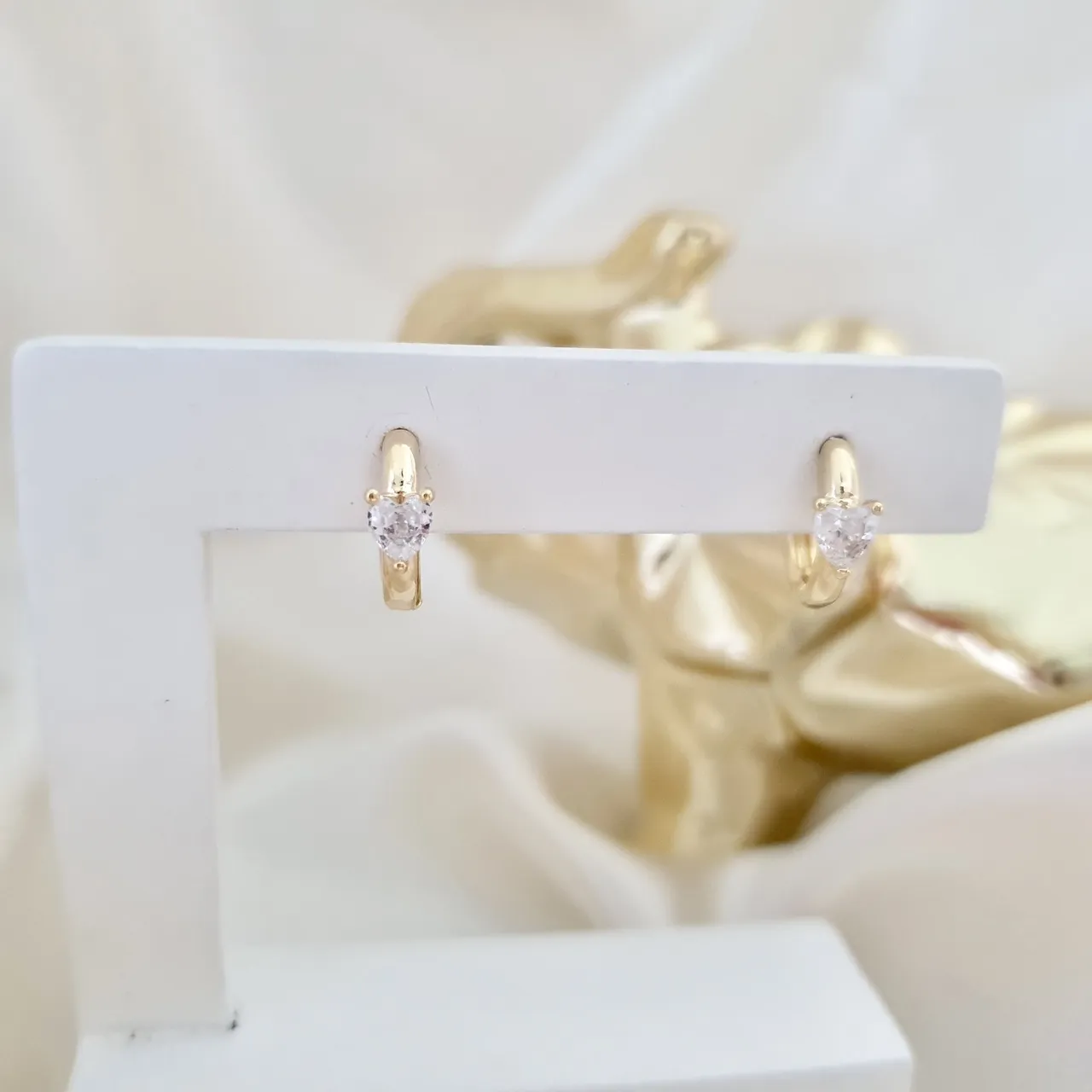 Argola click com coração de zircônia