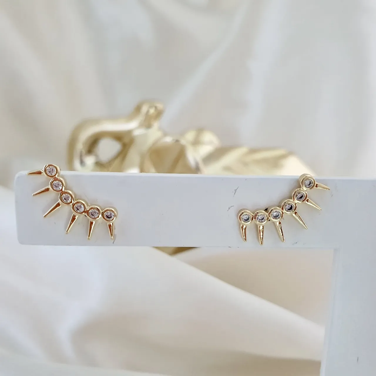 Brinco ear cuff com spikes e zircônias