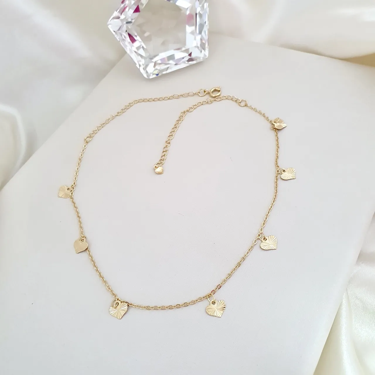 Colar choker com pingentes de coração diamantados