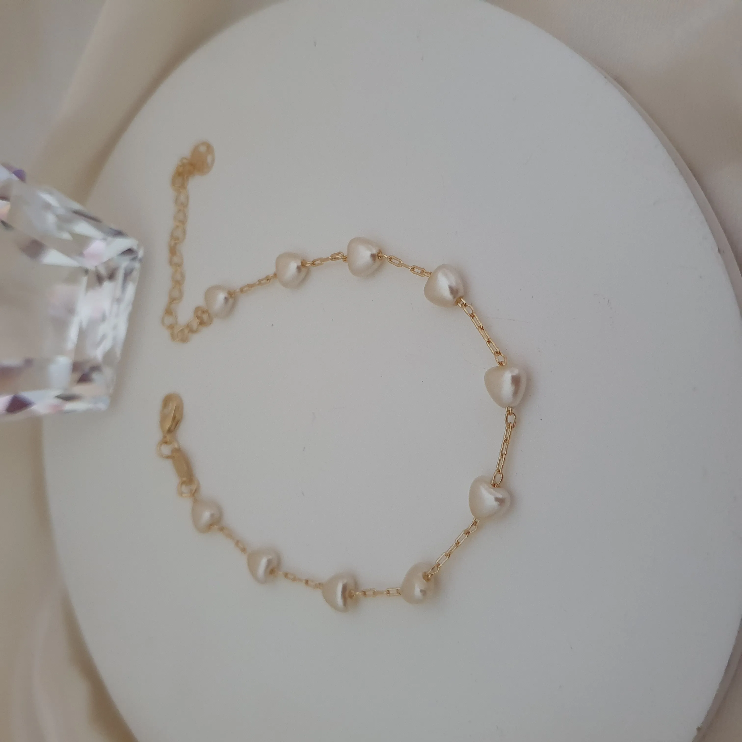 Pulseira com pérolas em formato de coração