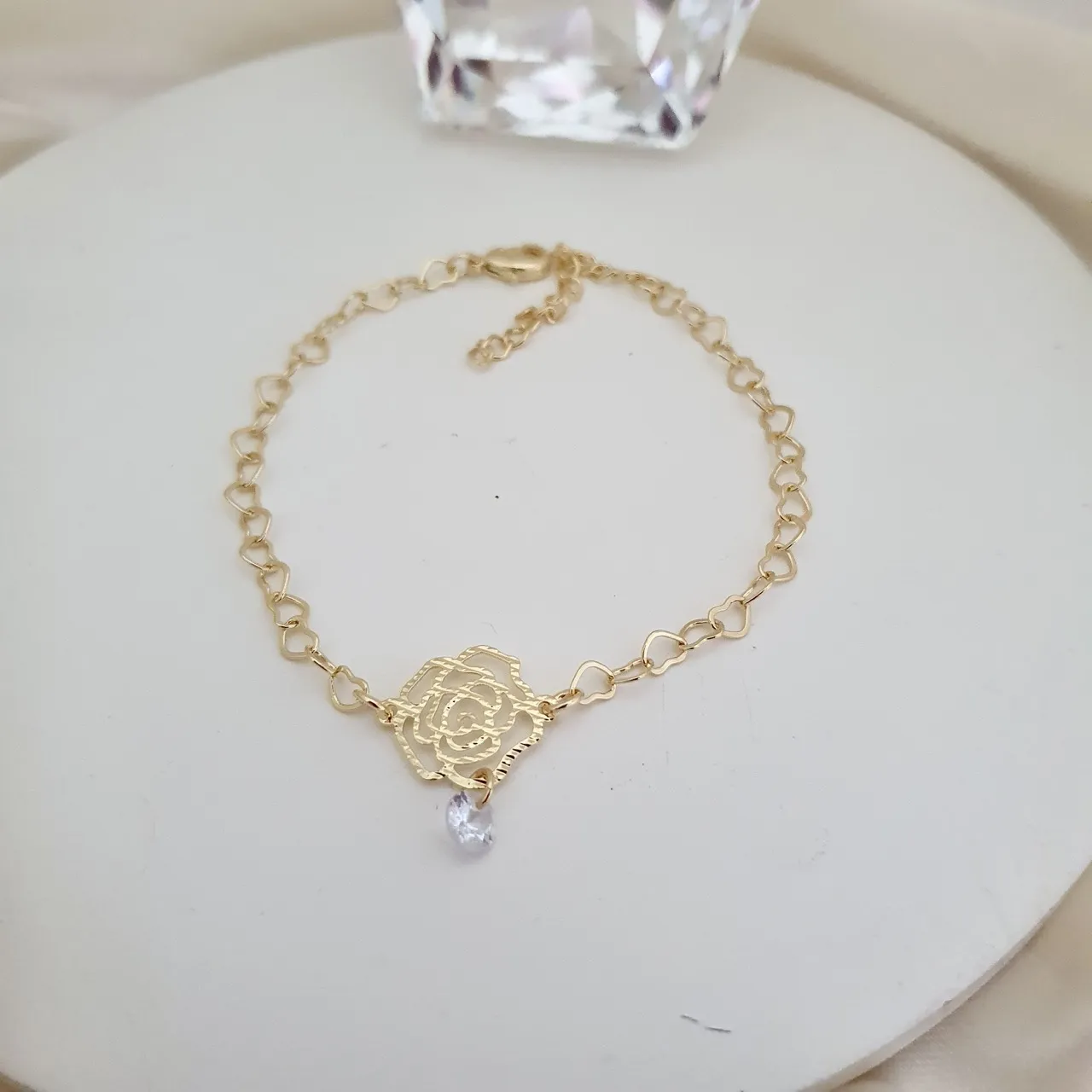 Pulseira com pingente de flor e zircônia