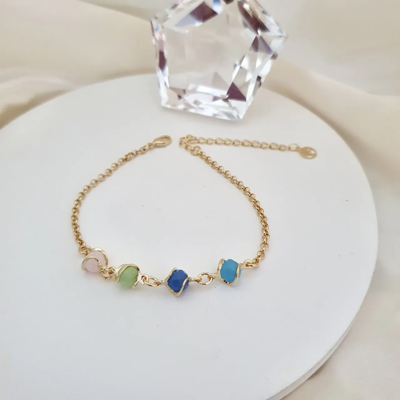 Pulseira com quatro cristais coloridos