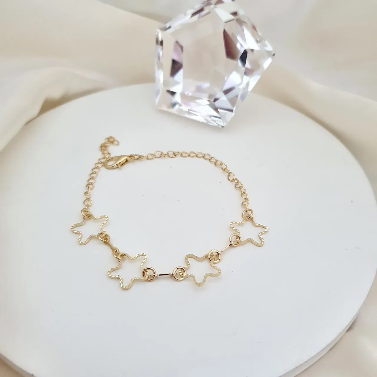 Pulseira com quatro estrelas vazadas