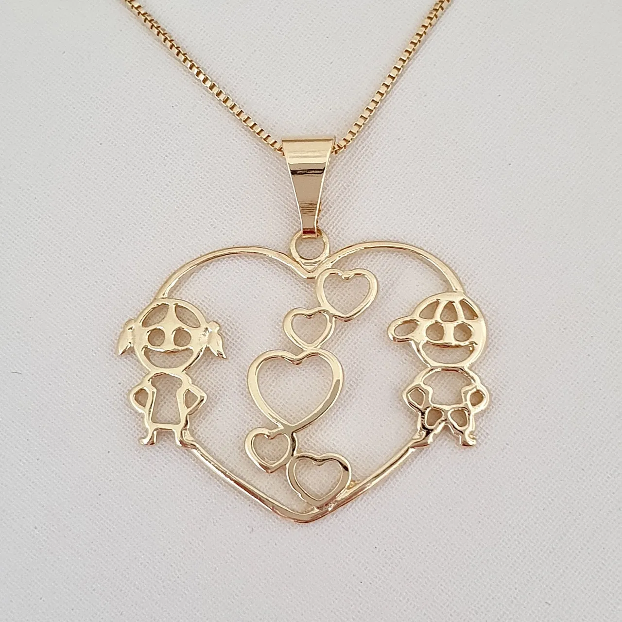 Colar com pingente coração com menino e menina (casal de filhos)