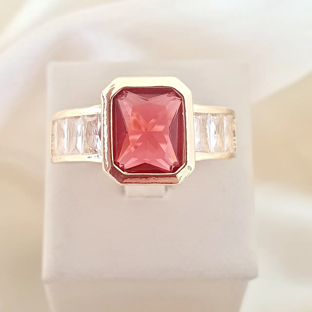 Anel Zircônia vermelha retangular 1cm