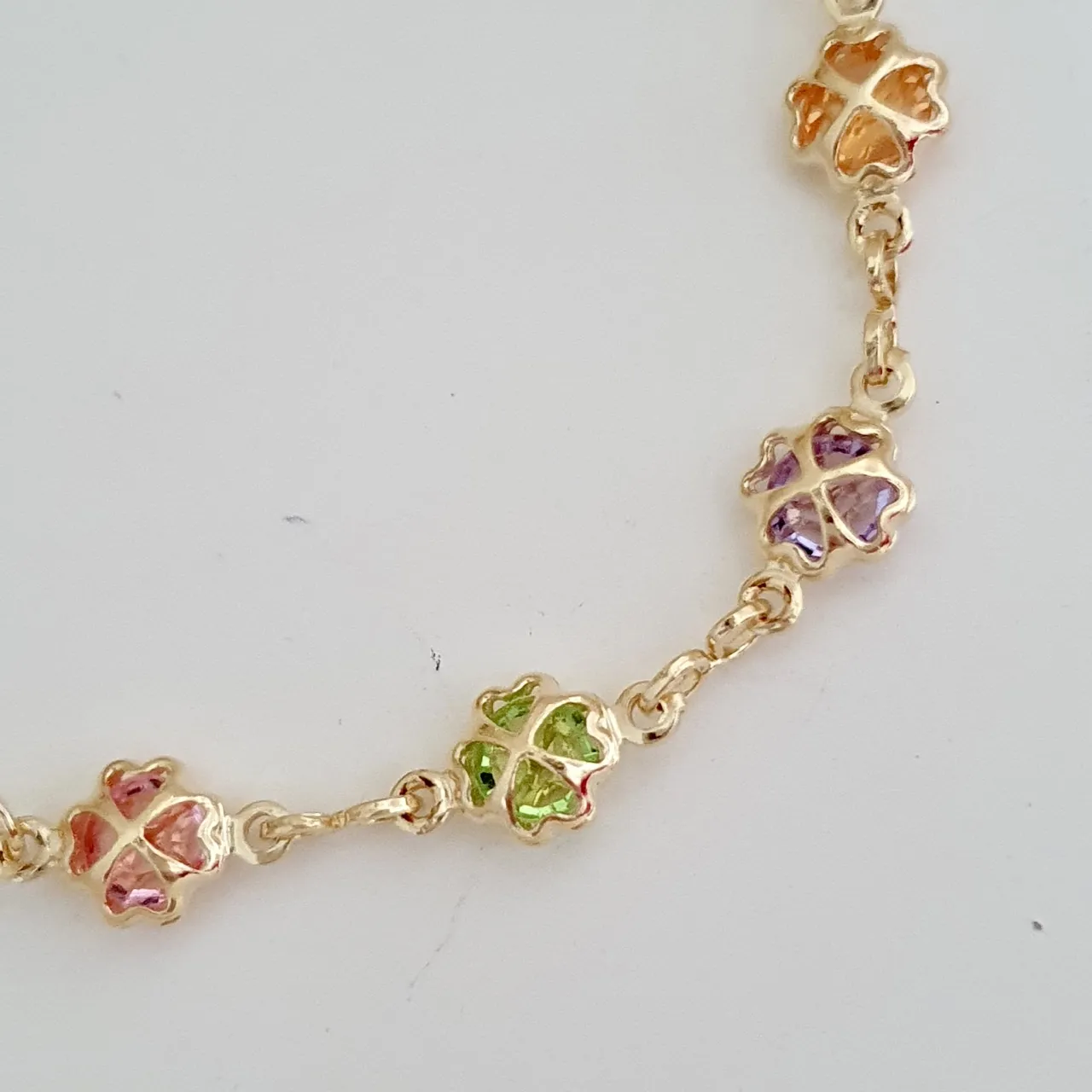 Pulseira infantil com trevos quatro folhas coloridos