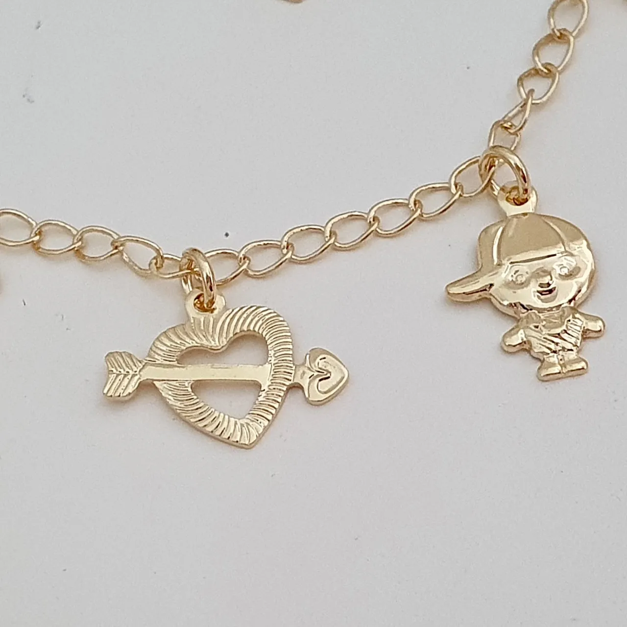Pulseira com casal de filhos menino e menina com corações