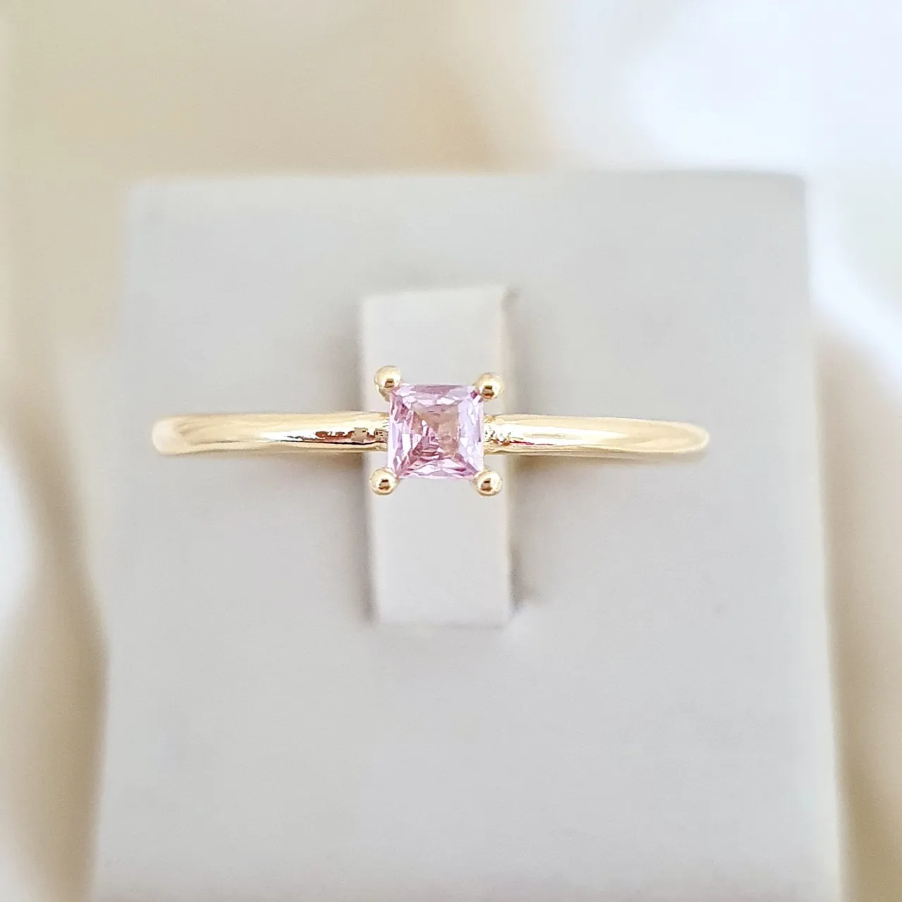 Anel solitário zircônia rosa quadrada