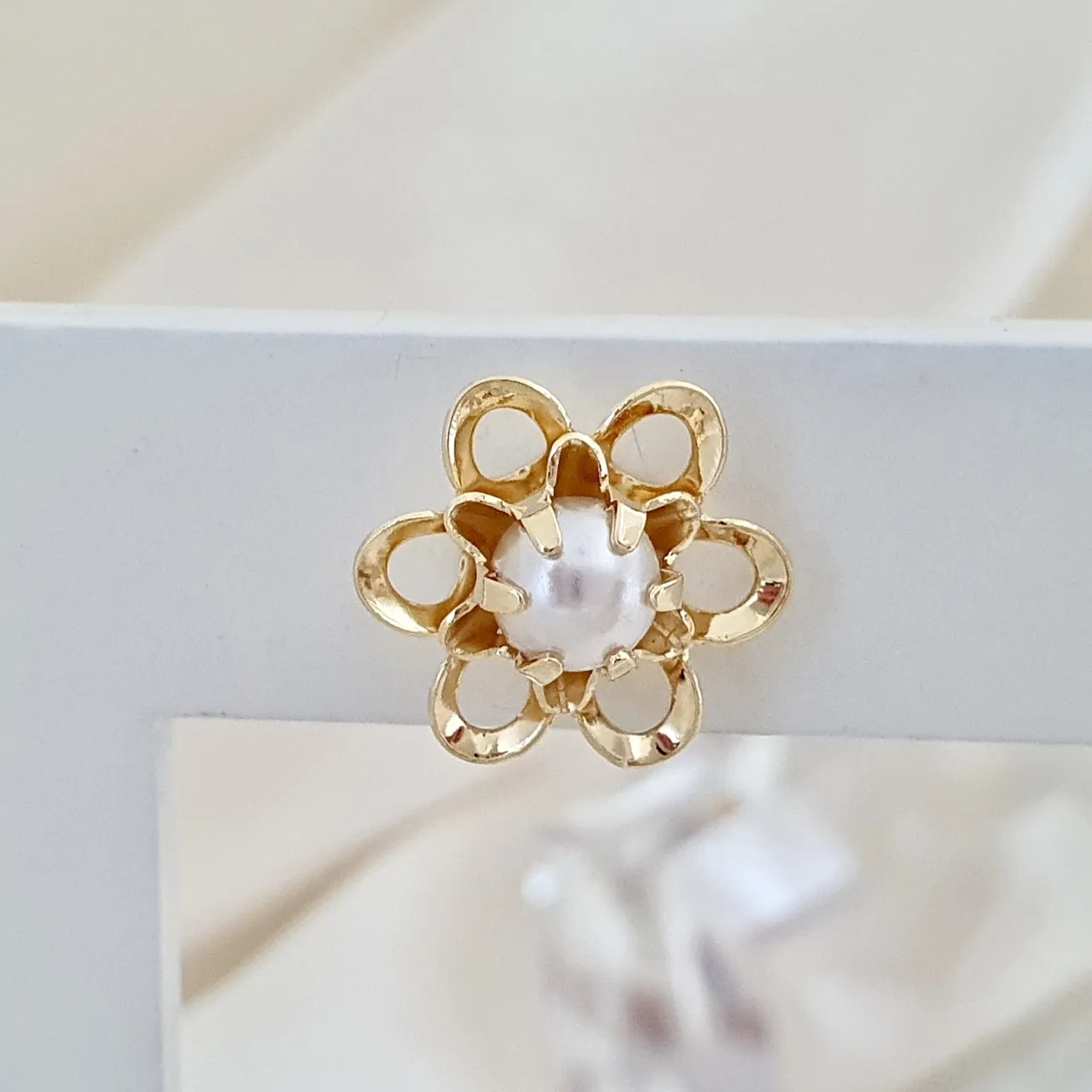 Brinco flor com pérola