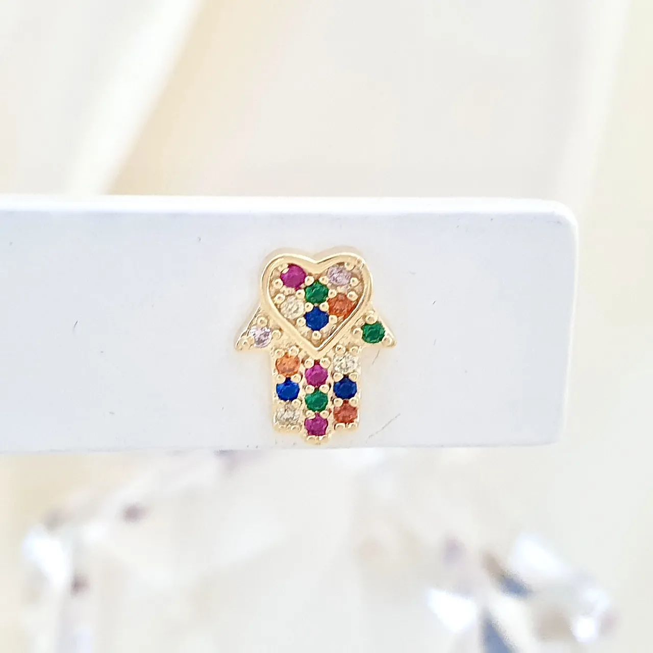Brinco Mão de Fátima com zircônias coloridas