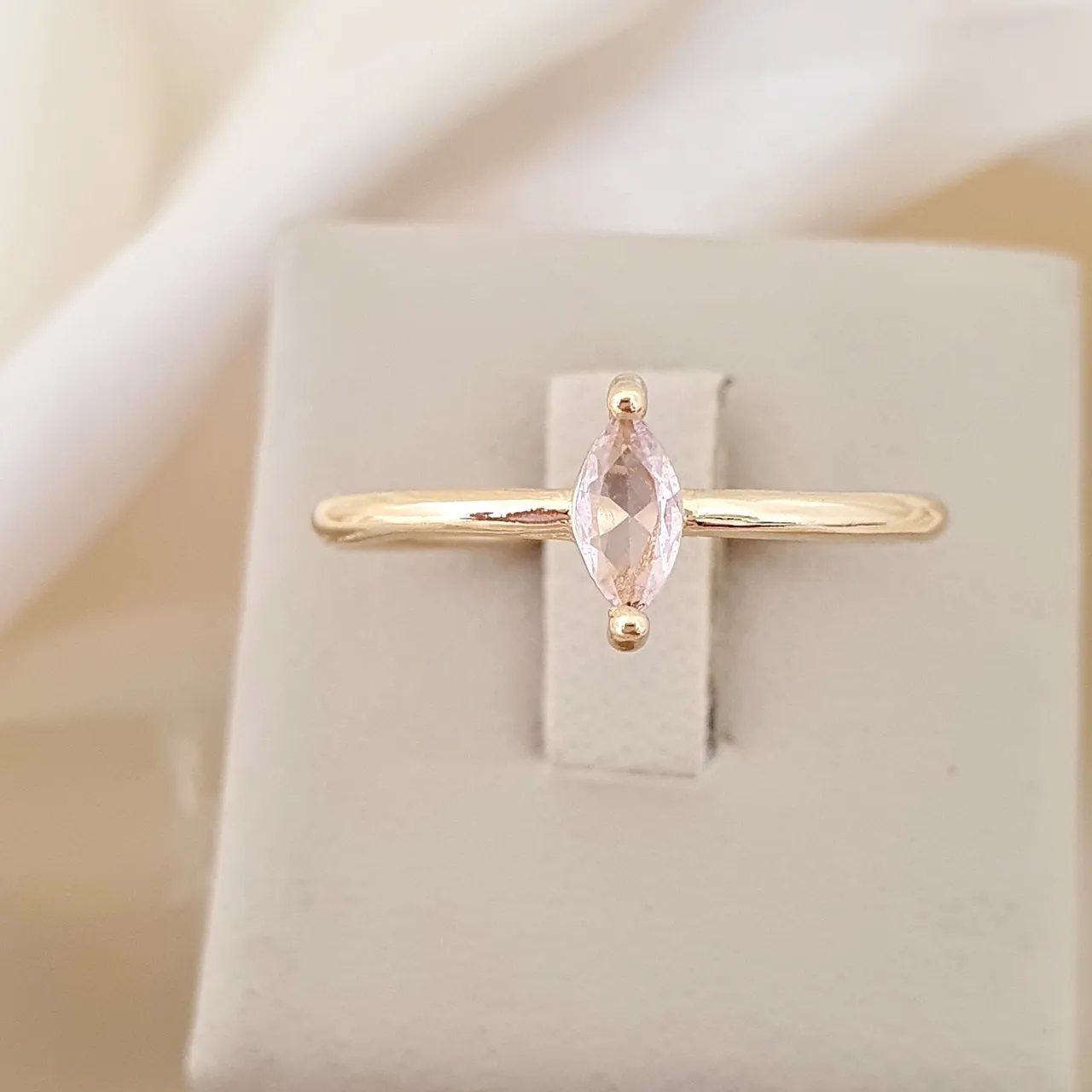 Anel com zircônia navete rosa