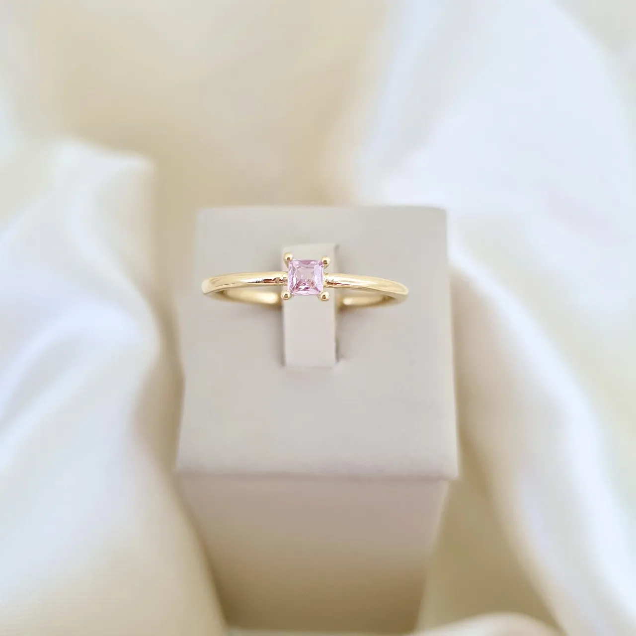 Anel solitário zircônia rosa quadrada