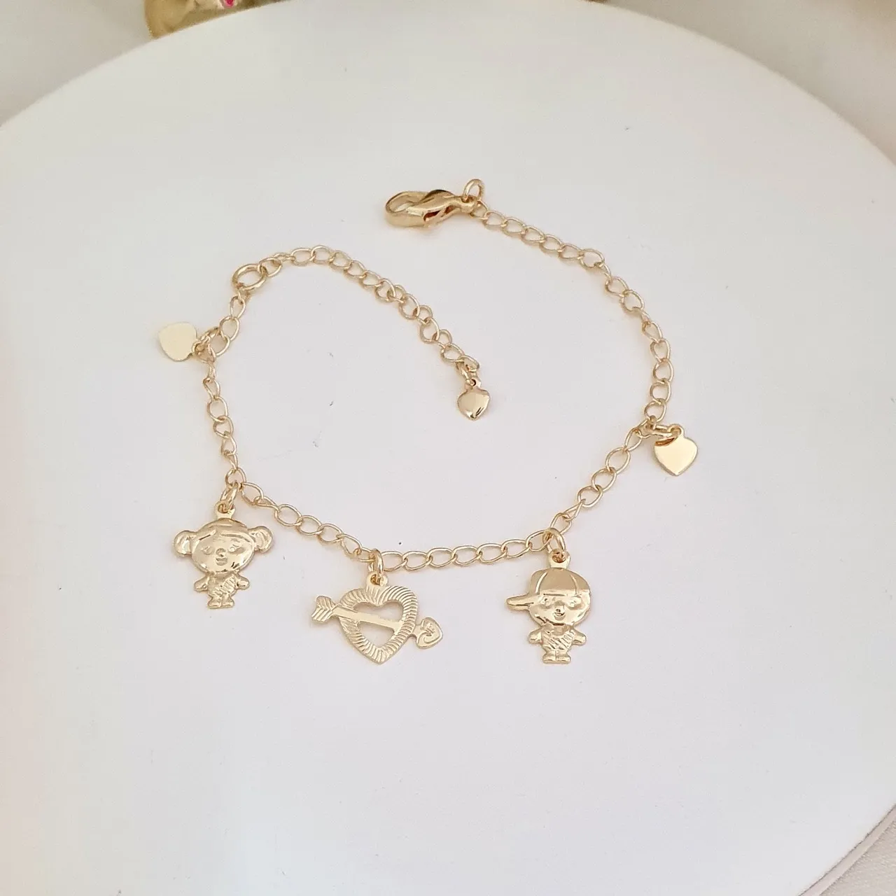 Pulseira com casal de filhos menino e menina com corações
