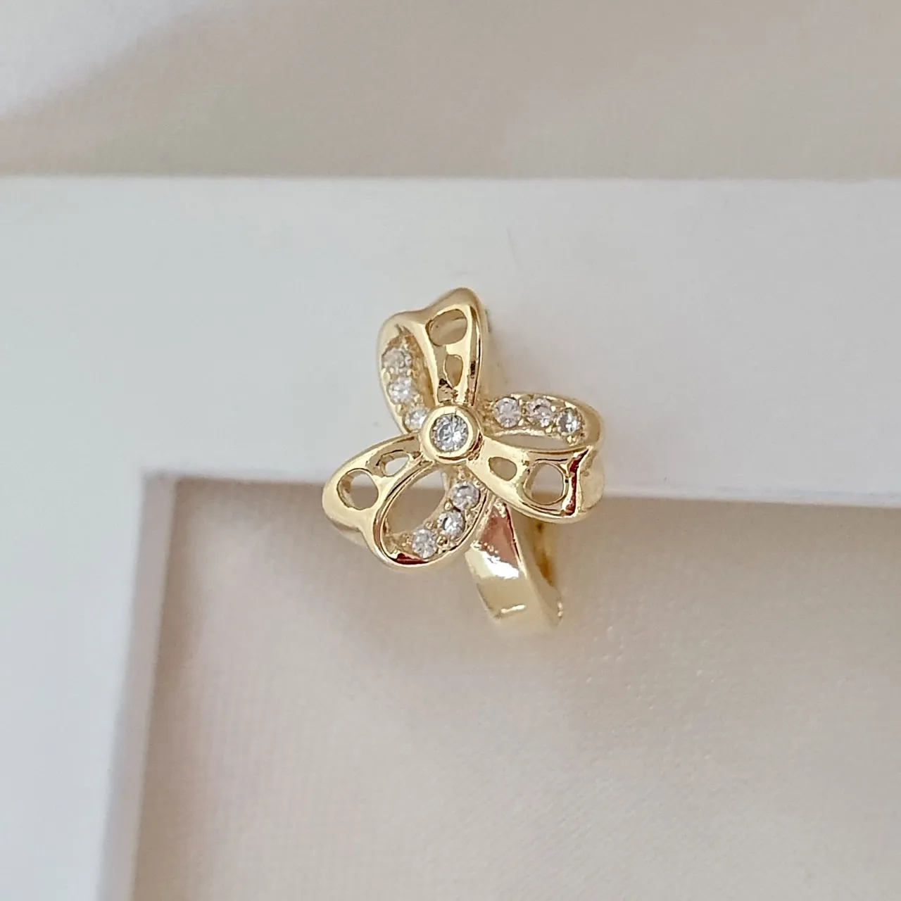 Brinco argola click círculo flor com zircônias