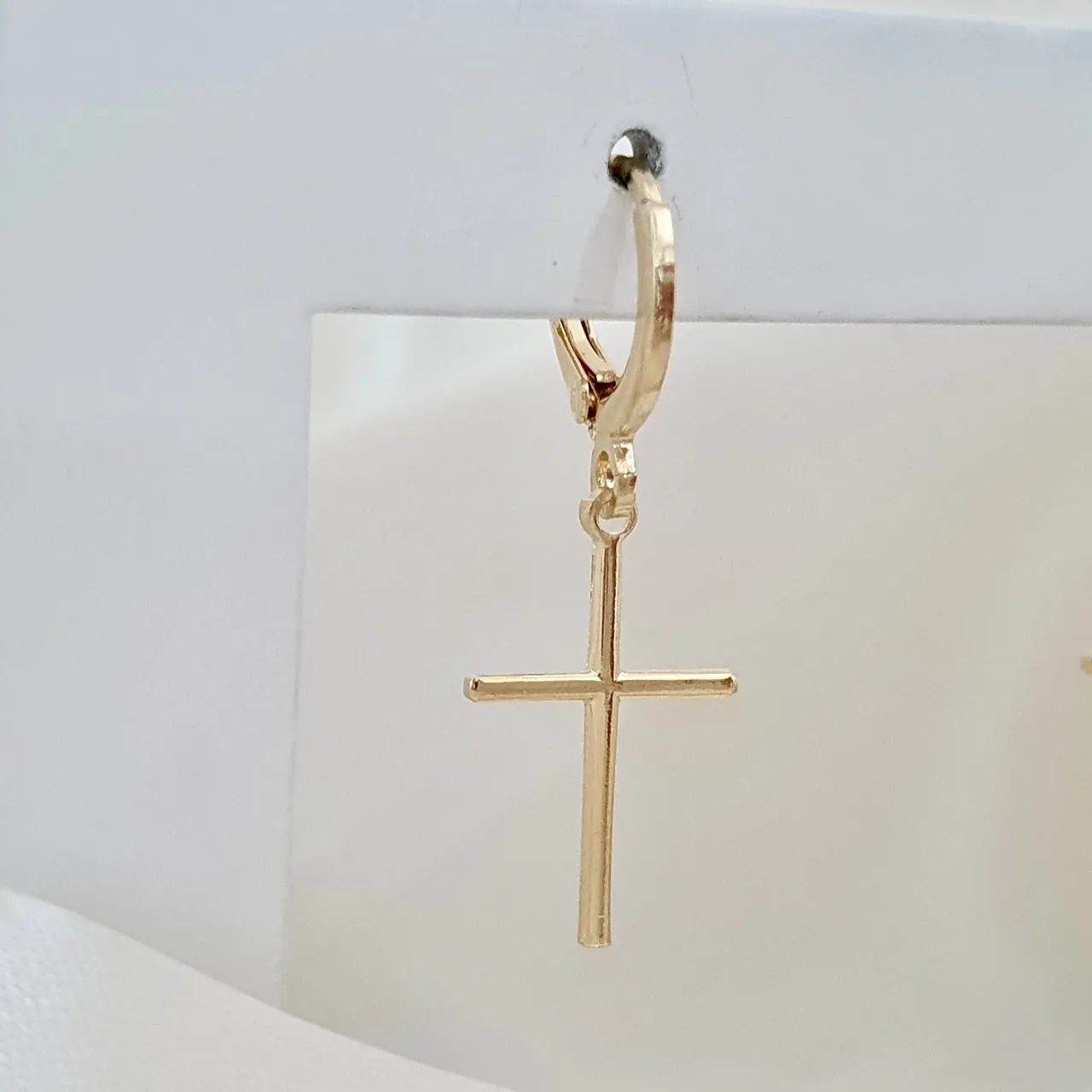 Brinco argola com pingente cruz