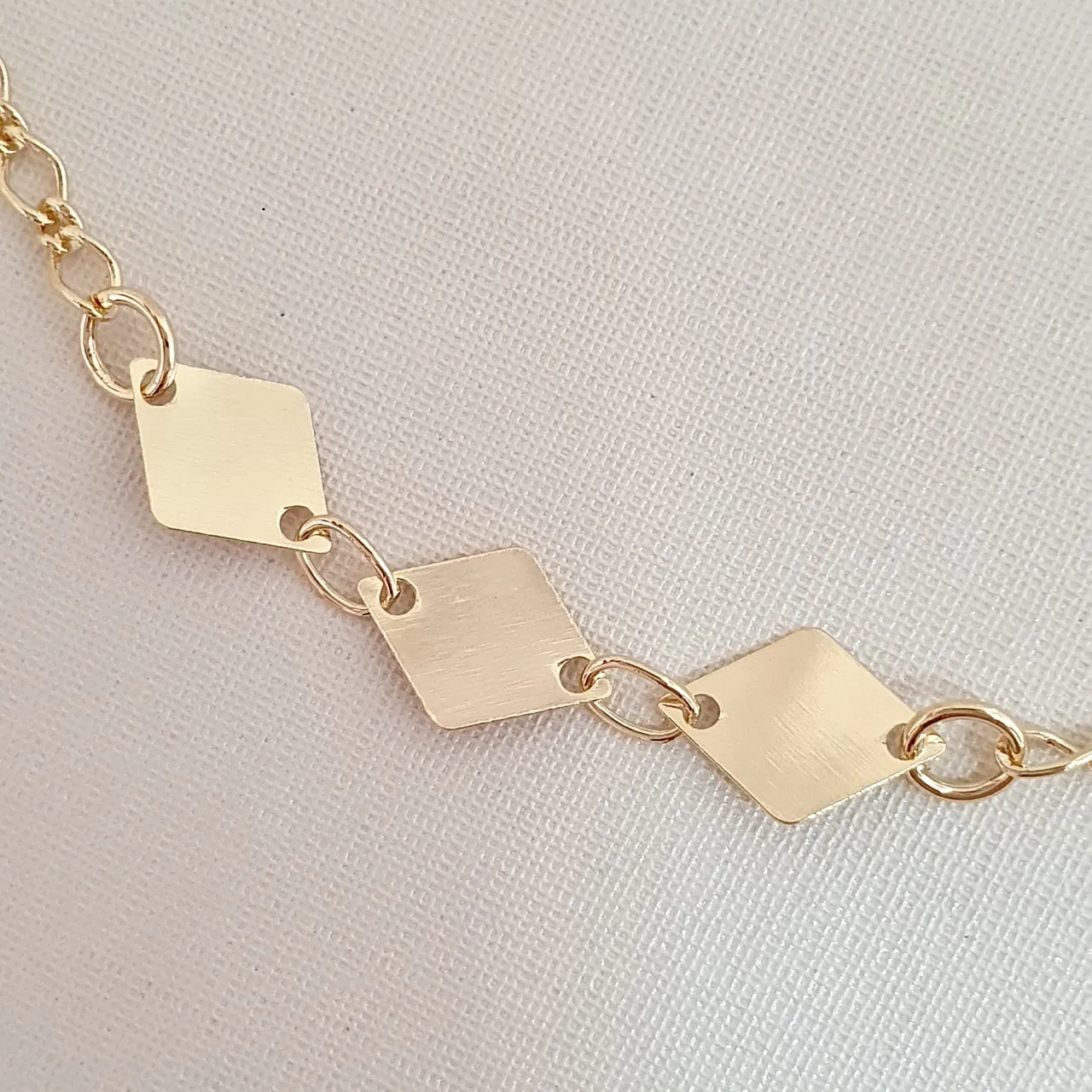 Colar choker losangos