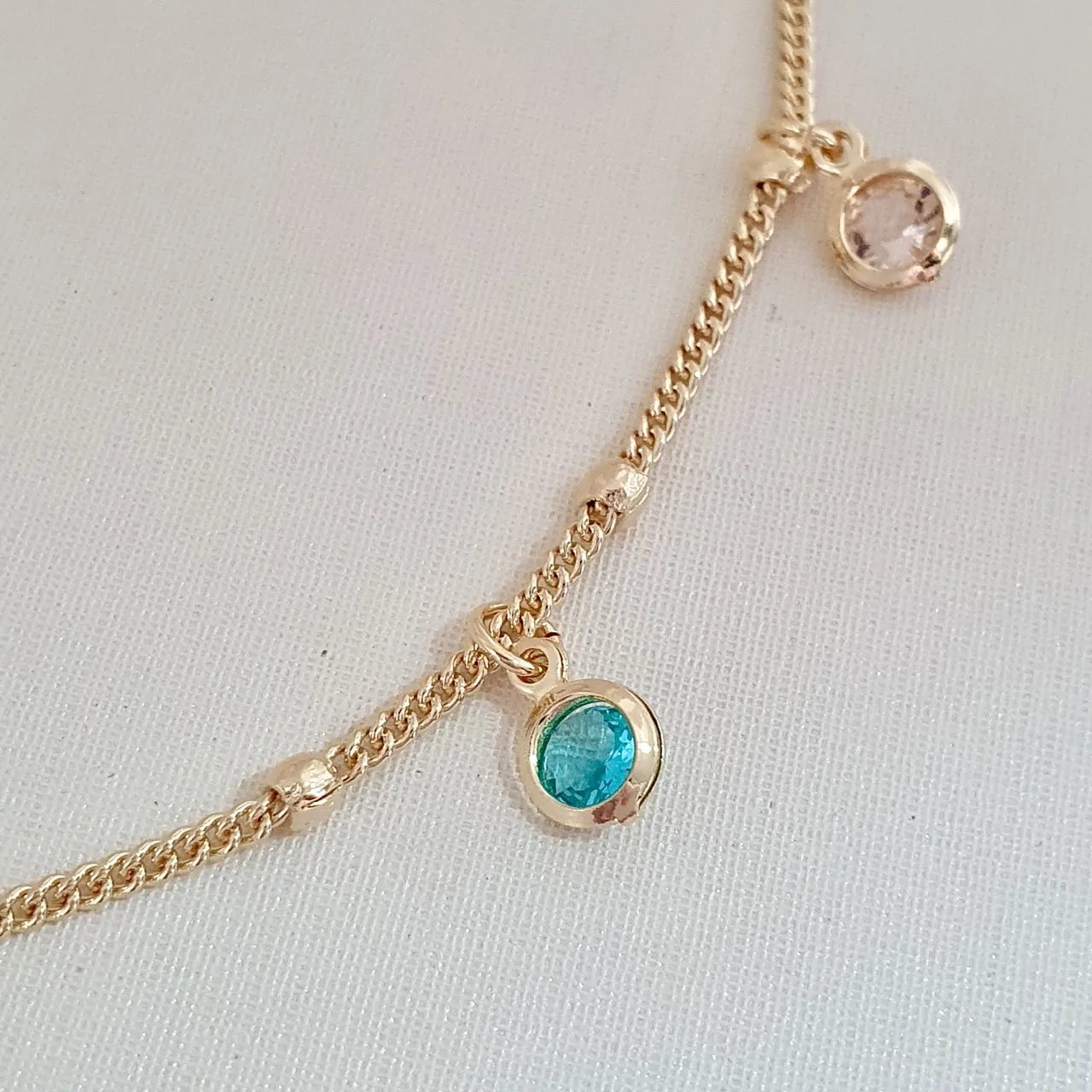 Colar choker com pontos de luz coloridos