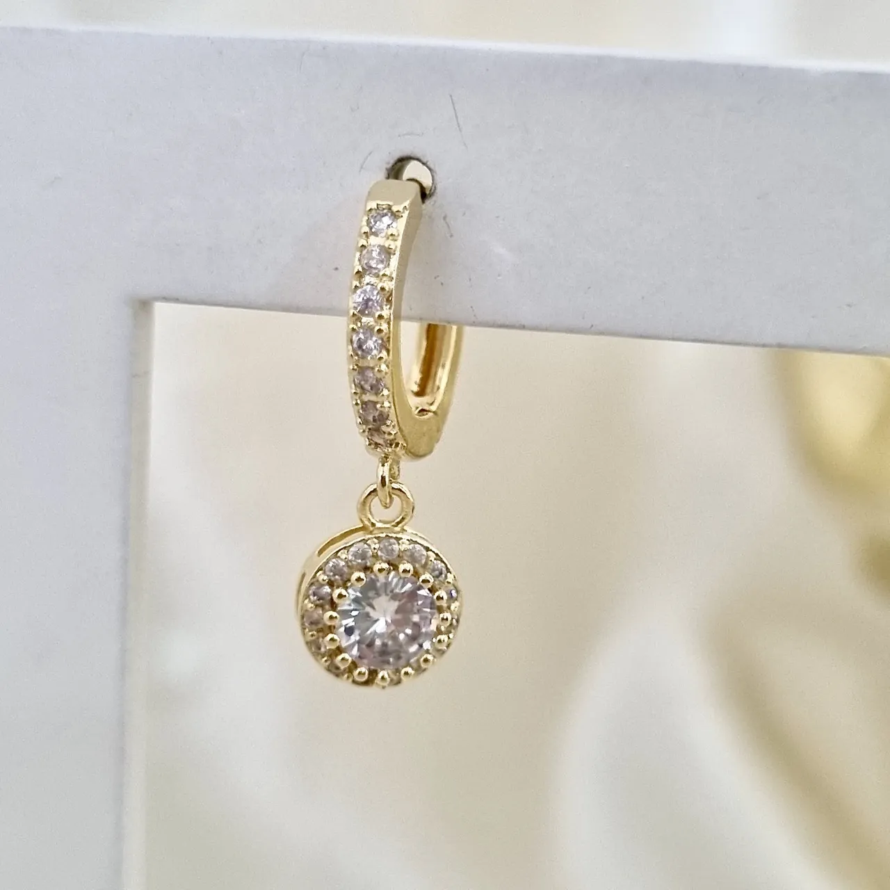 Brinco argola click com pingente cravejado em zircônia
