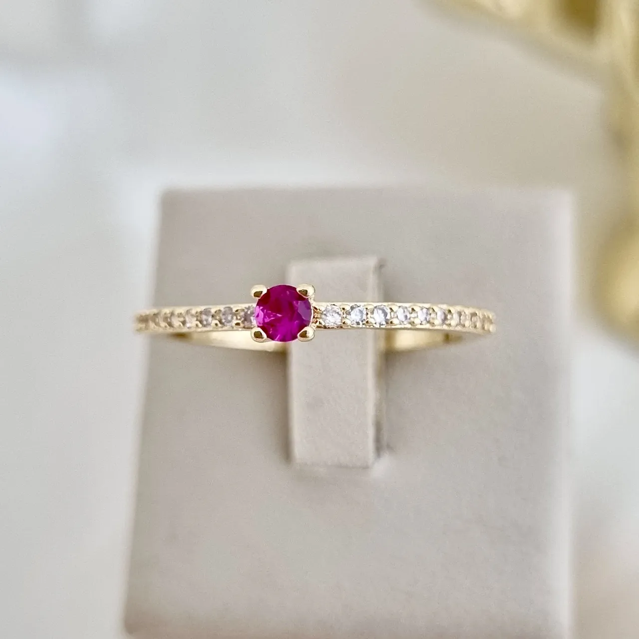 Anel solitário de zircônia rosa e aro cravejado em zircônia