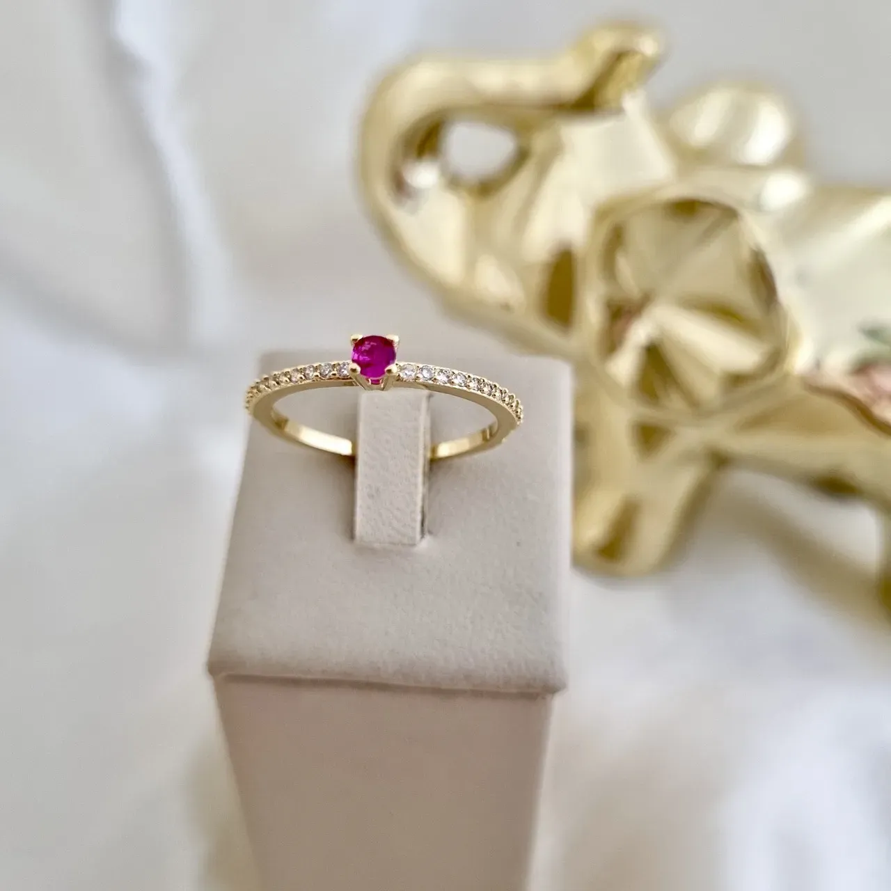 Anel solitário de zircônia rosa e aro cravejado em zircônia