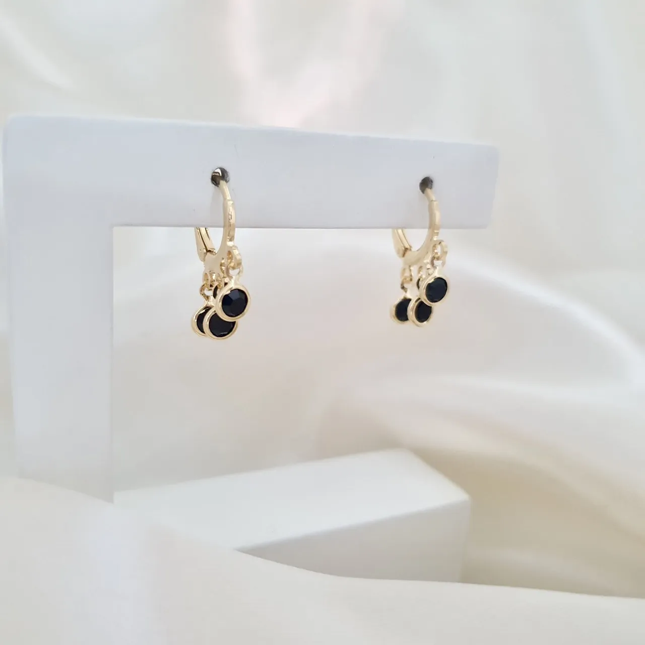 Brinco argola click com cristais pretos