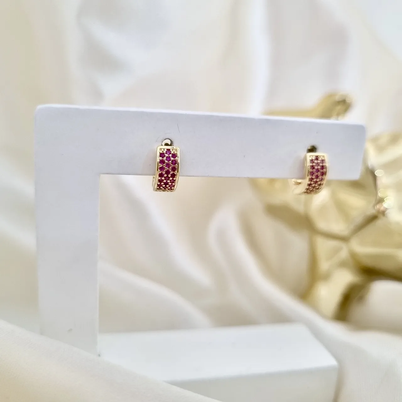 Brinco argola click cravejada com zircônia rosa