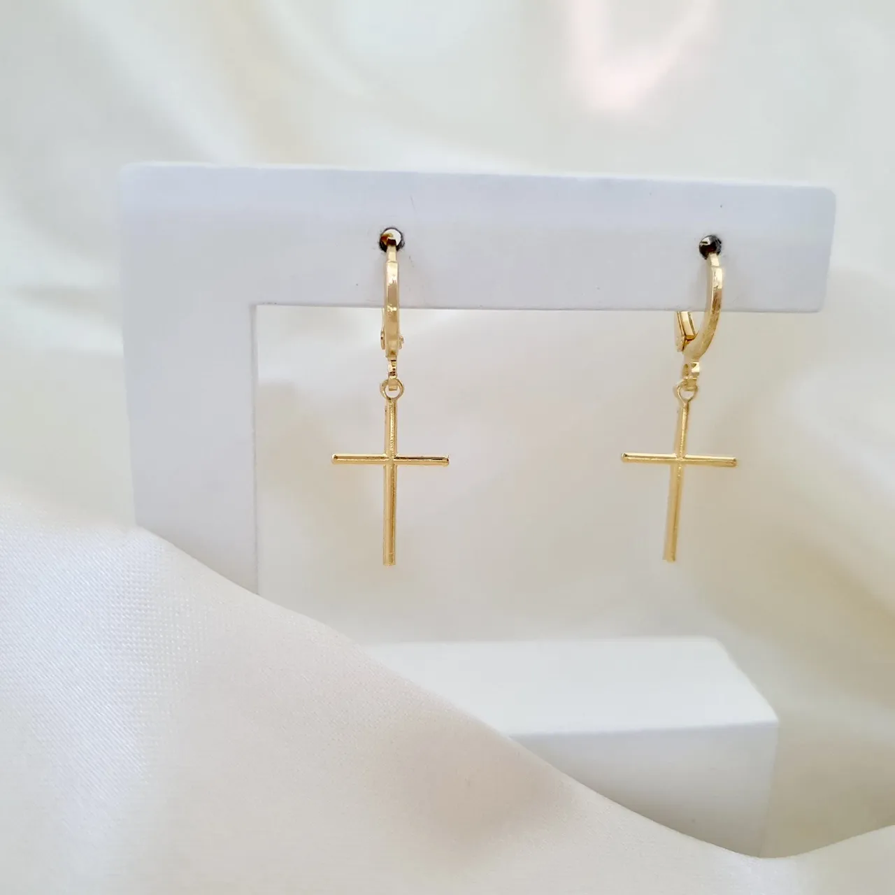 Brinco argola com pingente cruz