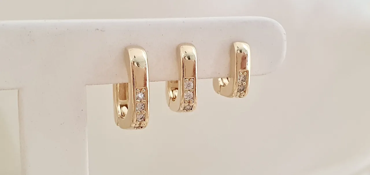 Brinco trio argola click quadrada com 3 zircônias cravejadas