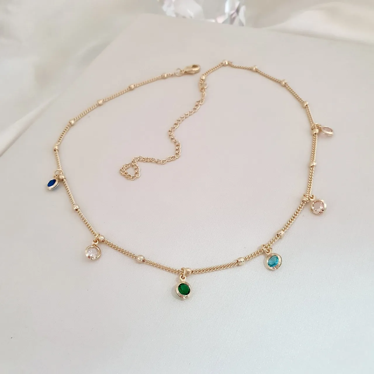 Colar choker com pontos de luz coloridos