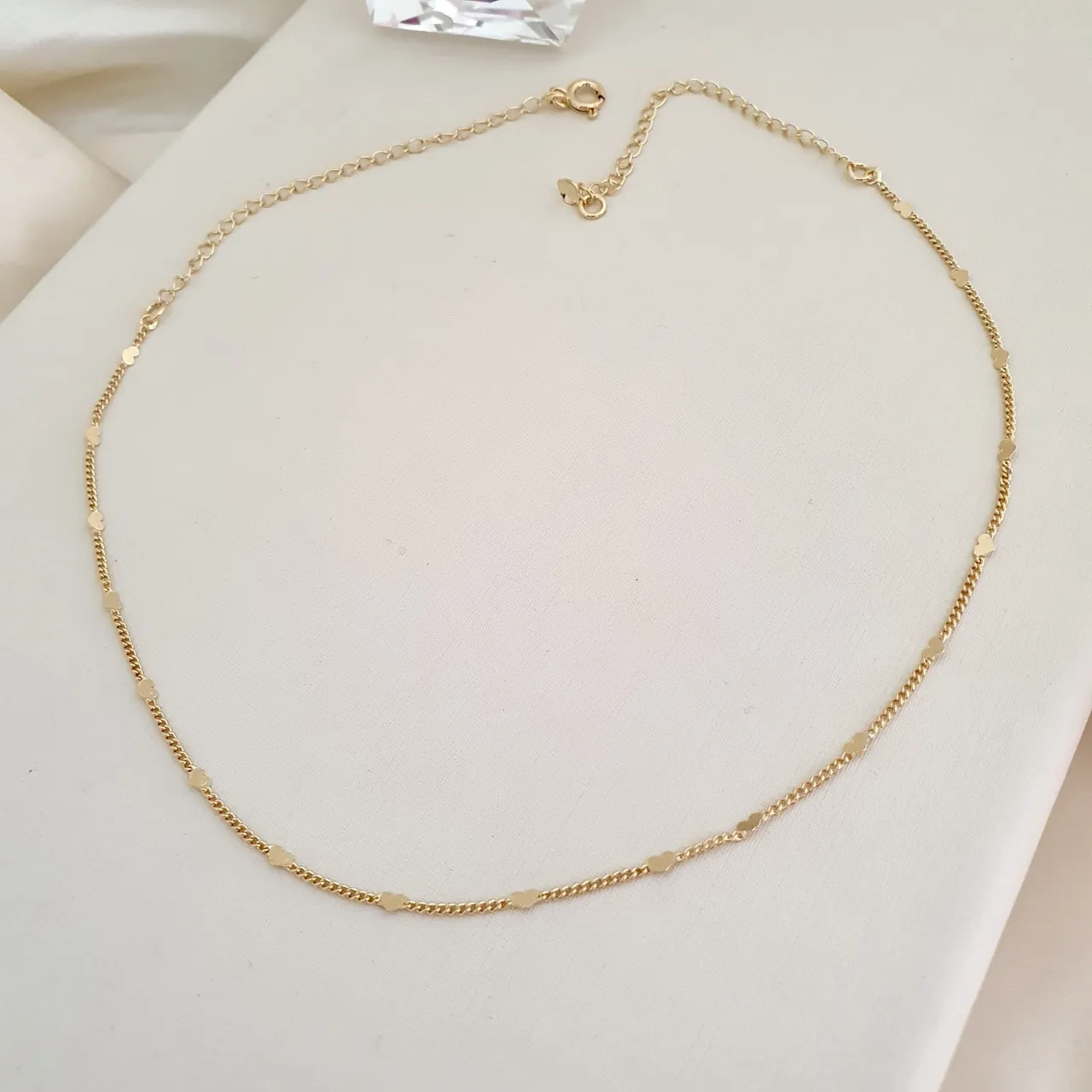 Colar choker coração achatado