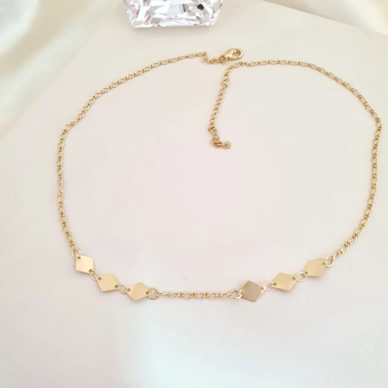 Colar choker losangos