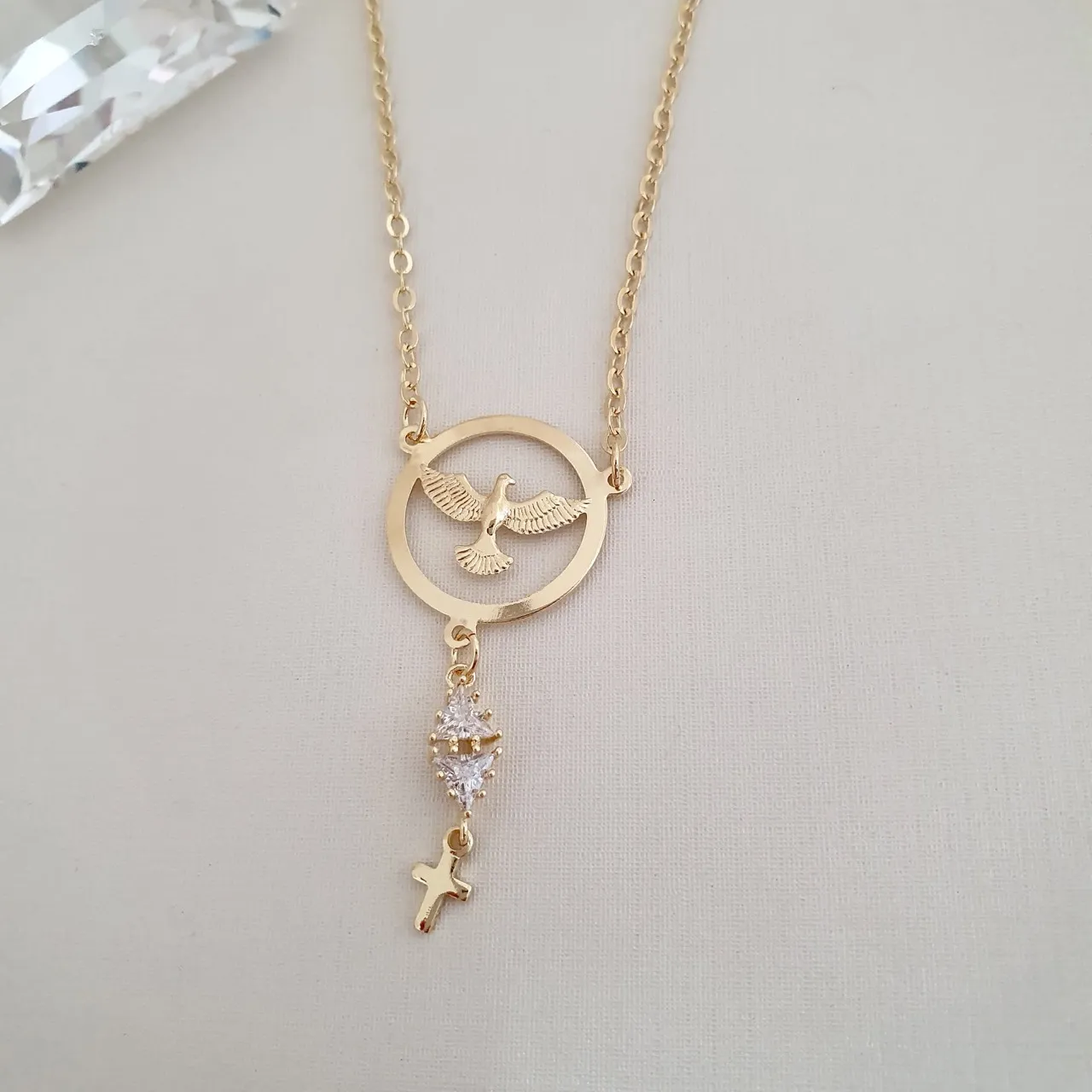 Colar Espirito Santo pingente zircônias e cruz