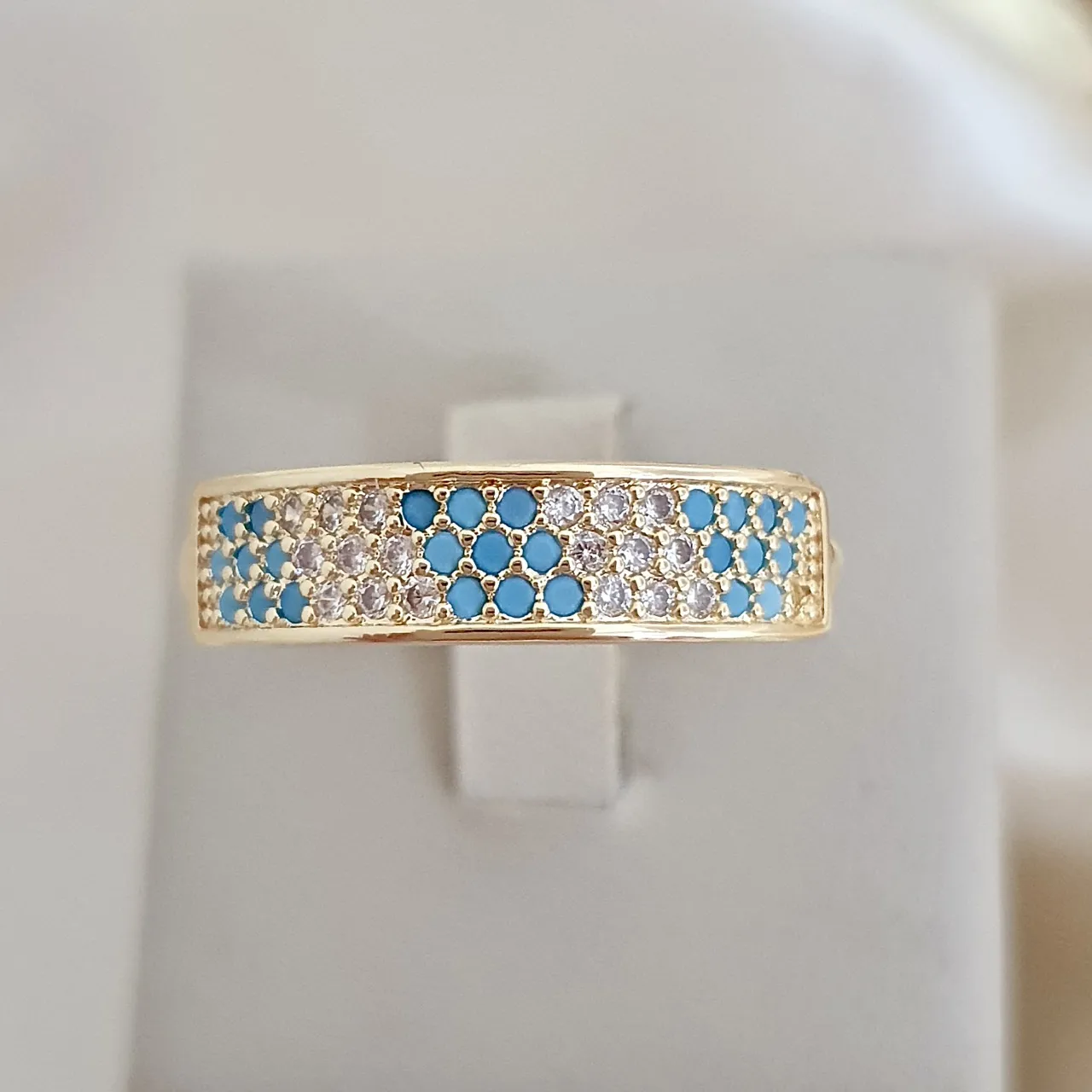 Anel cravejado zircônia azul e cristal