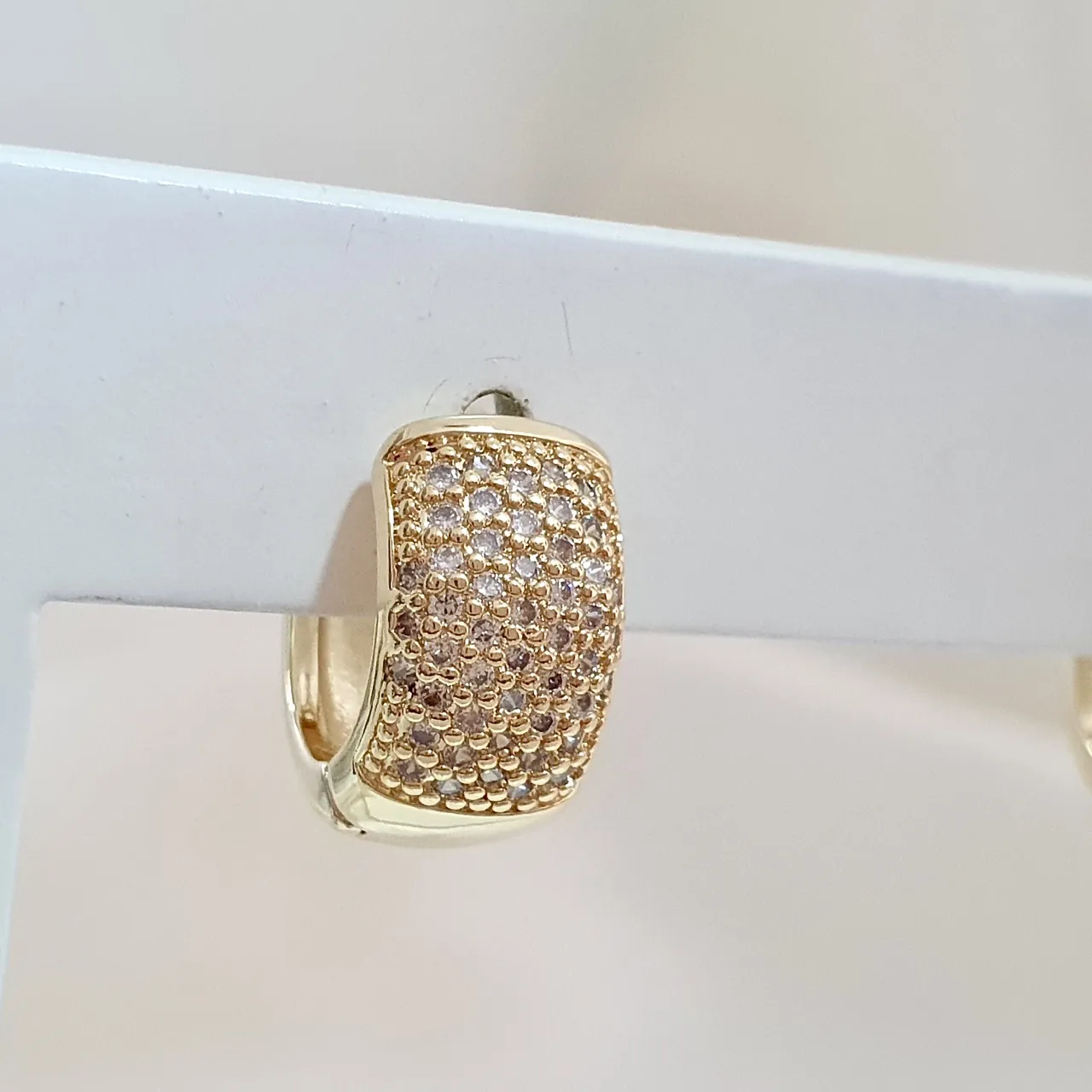 Brinco argola click cravejada em zircônia 1,3 cm (7 fileiras)