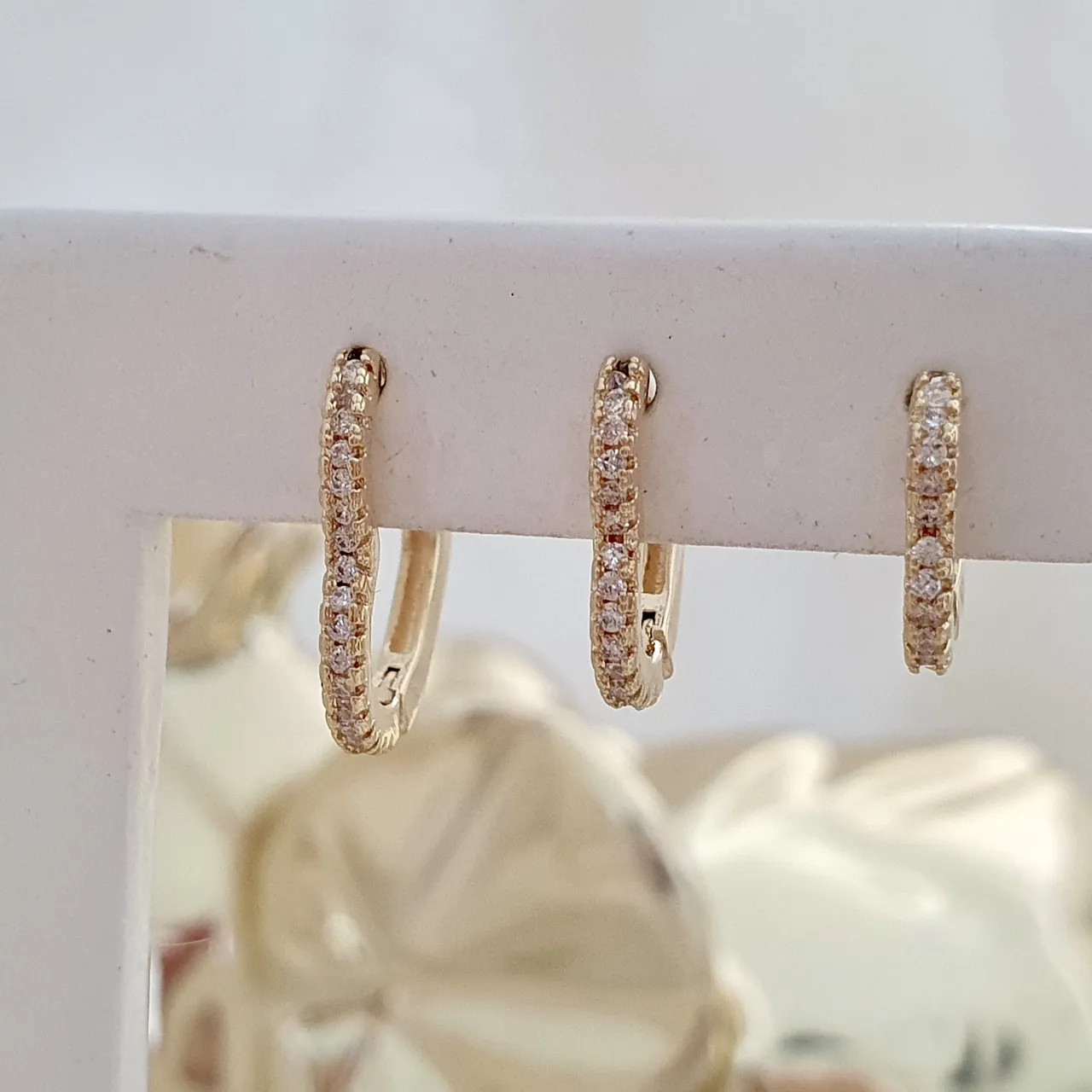 Brinco trio de argola click em formato de coração cravejado com zircônia