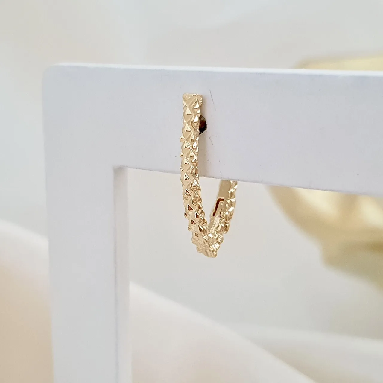 Brinco argola triangular click diamantada