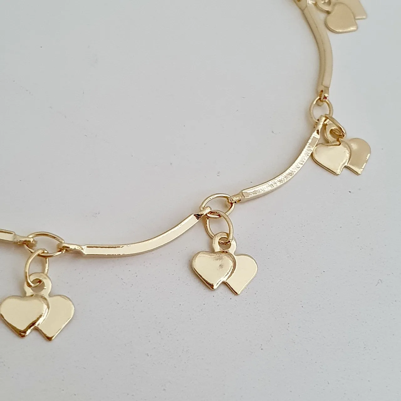 Pulseira com pingentes dois corações