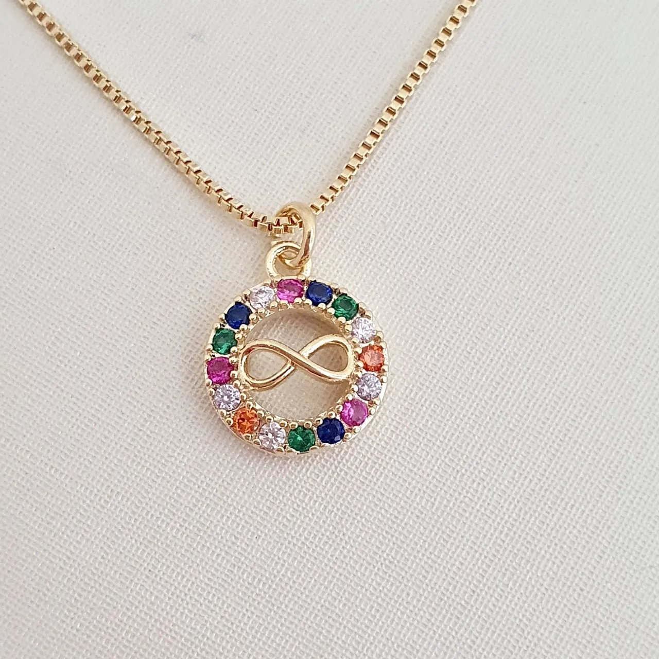 Colar pingente infinito cravejado em zirconias coloridas