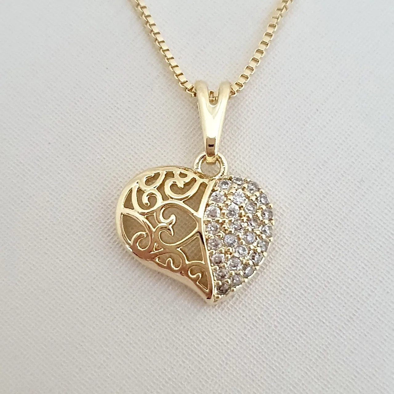 Colar coração cravejado com zircônia e detalhes