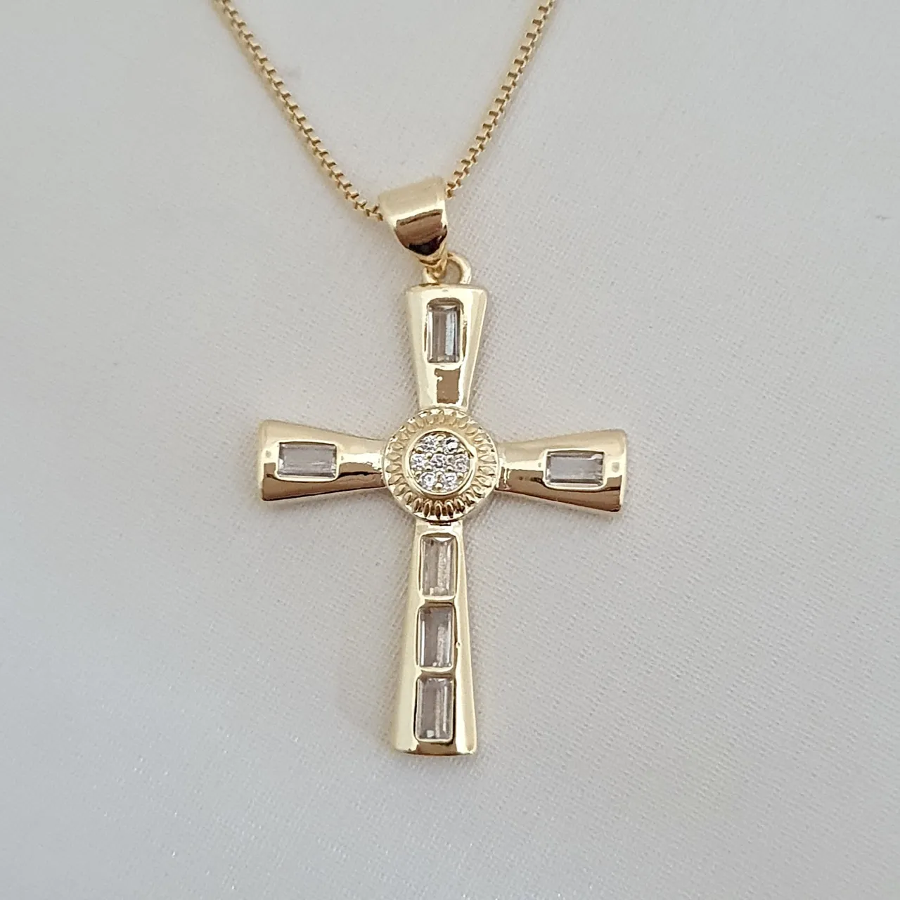 Coalr com pingente de cruz com zircônias