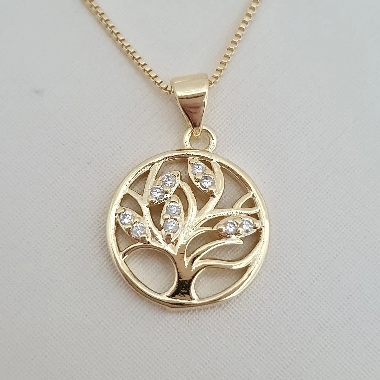 Colar com pingente medalha árvore da vida com zircônias