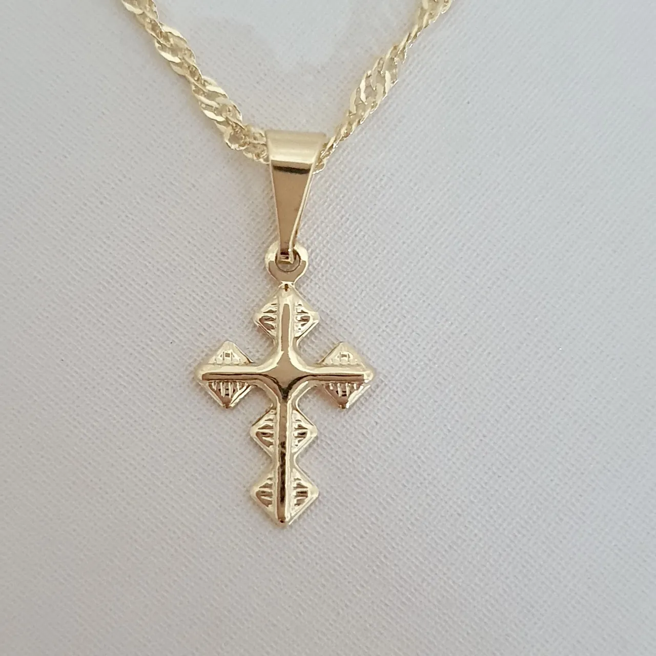 Colar com pingente de cruz detalhada