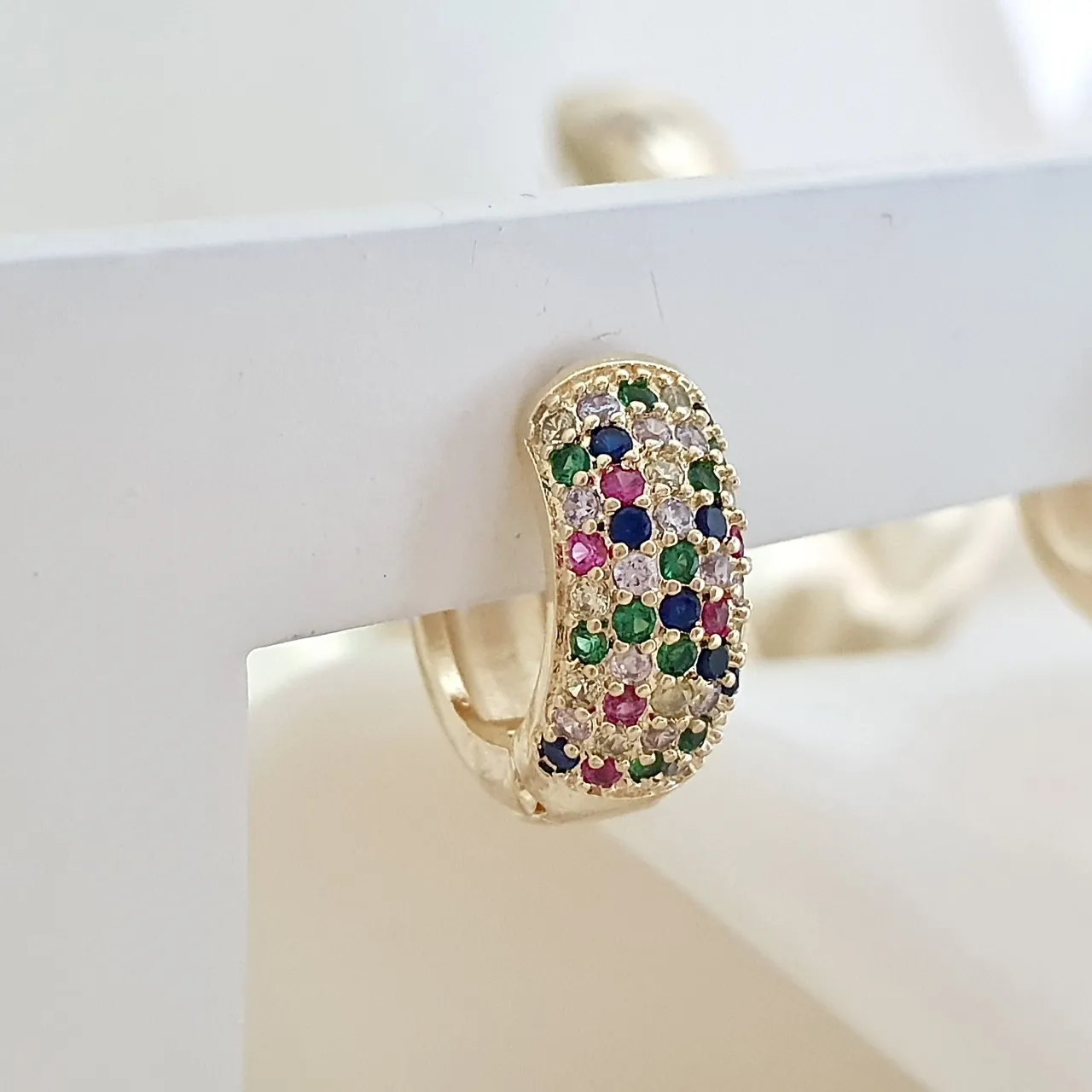 Brinco argola click cravejada com zircônias coloridas (5 fileiras)