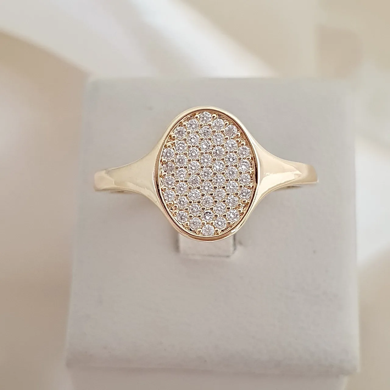 Anel oval cravejado de zircônios