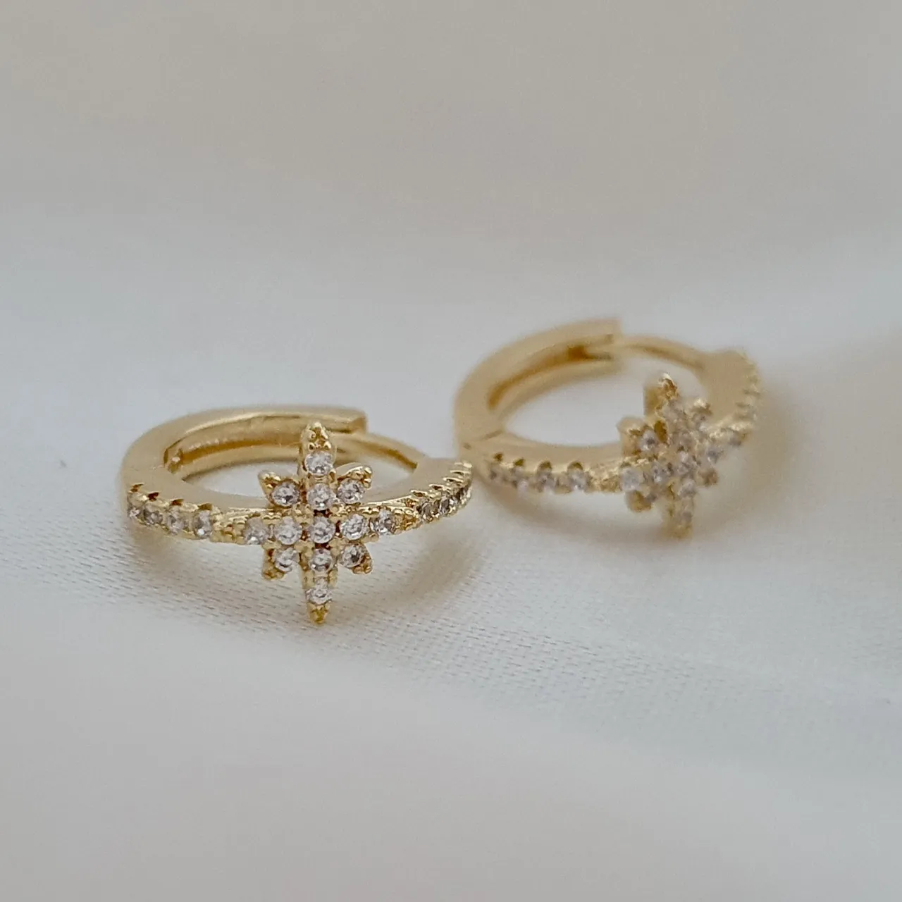 Argola click com estrela cravejada em zircônia