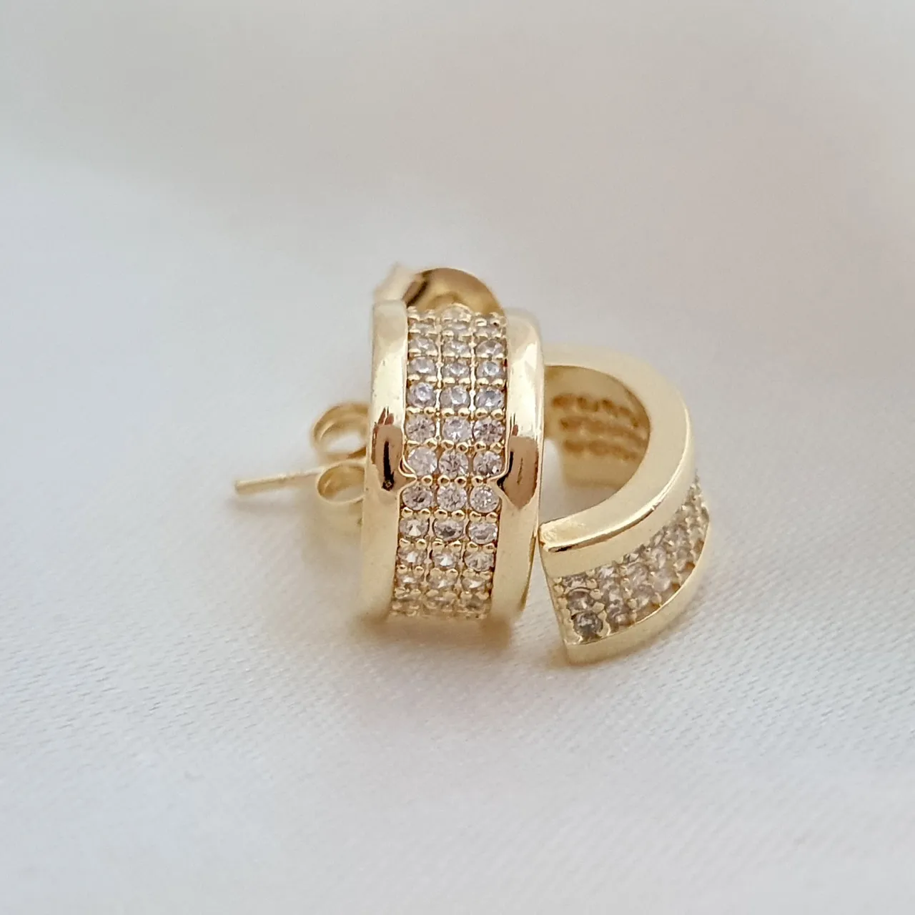 Brinco meia argola cravejada com zircônia