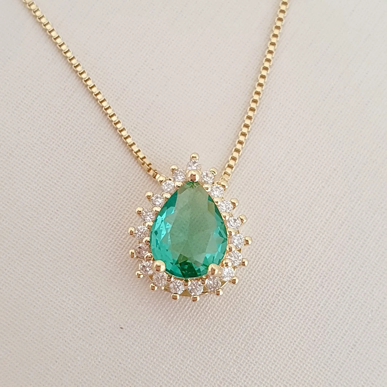 colar com pingente gota de zircônia verde e cravejamento de zircônias